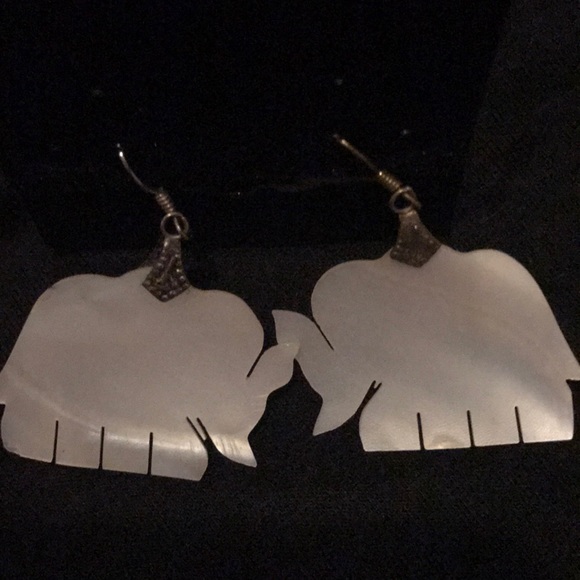 ⛵5/$15 White elephant earrings - Picture 2 of 2